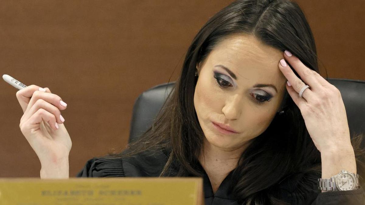 La jueza Elizabeth Scherer durante la preselección del jurado en la fase de sanción del juicio del tirador de la escuela secundaria Marjory Stoneman Douglas, Nikolas Cruz, en el juzgado del condado de Broward en Fort Lauderdale, Florida, el 4 de abril de 2022. (Amy Beth Bennett/South Florida Sun Centinela/TNS)