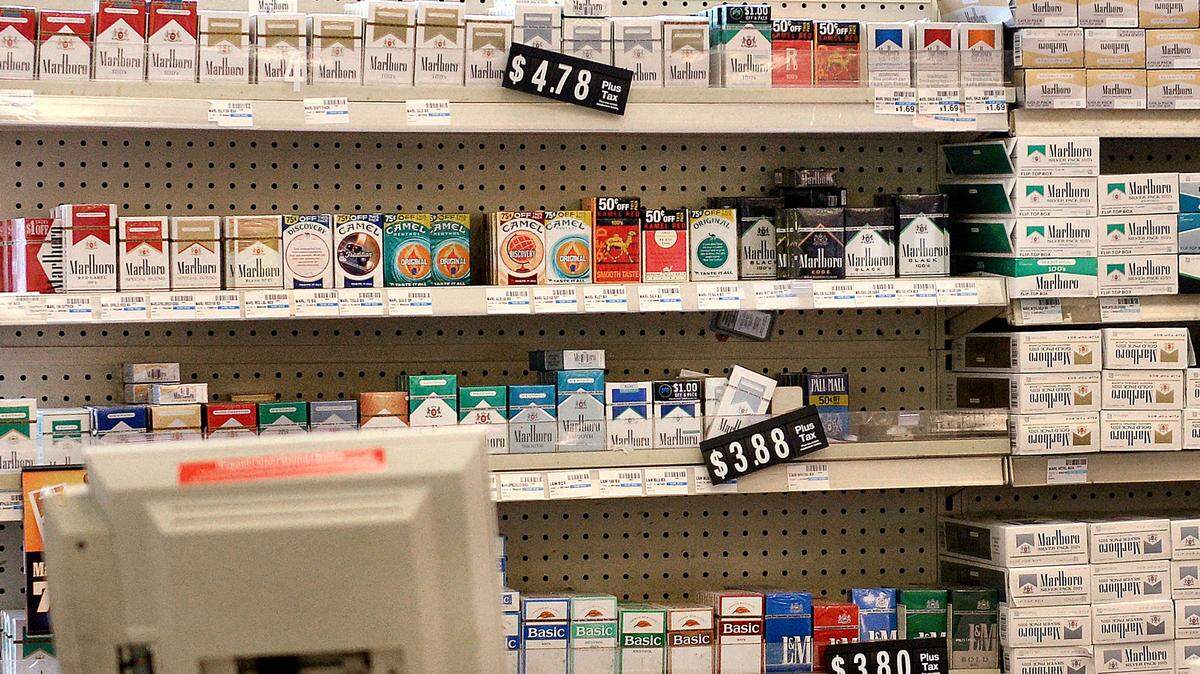 Fotografía de archivo de una farmacia con venta de tabaco. (Abaca Press / MCT / Olivier Douliery)