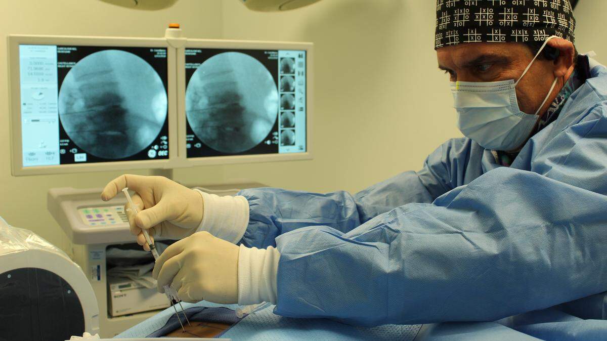El Dr. Castellanos realizando un procedimiento.