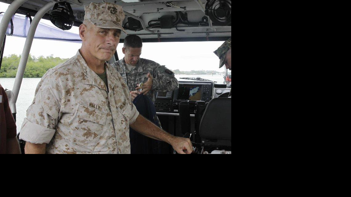 El general John F. Kelly, comandante del Comando Sur de Estados Unidos, llega a la base naval estadounidense en la Bahía de Guantánamo, Cuba, para visitar a las tropas y reunirse con funcionarios en medio de una feroz protesta en Washington por el reciente cambio de cinco prisioneros talibanes a cambio de un soldado estadounidense en Guantánamo el sábado, 07 de junio 2014.