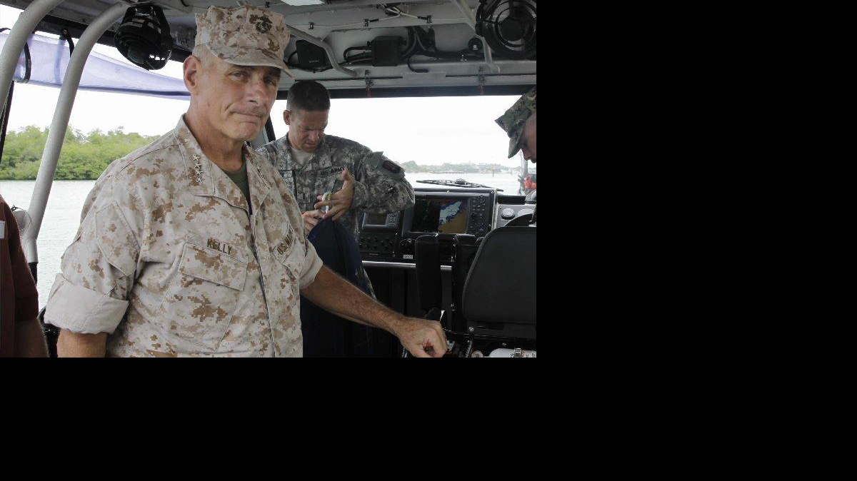 El general John F. Kelly, comandante del Comando Sur de Estados Unidos, llega a la base naval estadounidense en la Bahía de Guantánamo, Cuba, para visitar a las tropas y reunirse con funcionarios en medio de una feroz protesta en Washington por el reciente cambio de cinco prisioneros talibanes a cambio de un soldado estadounidense en Guantánamo el sábado, 07 de junio 2014.
