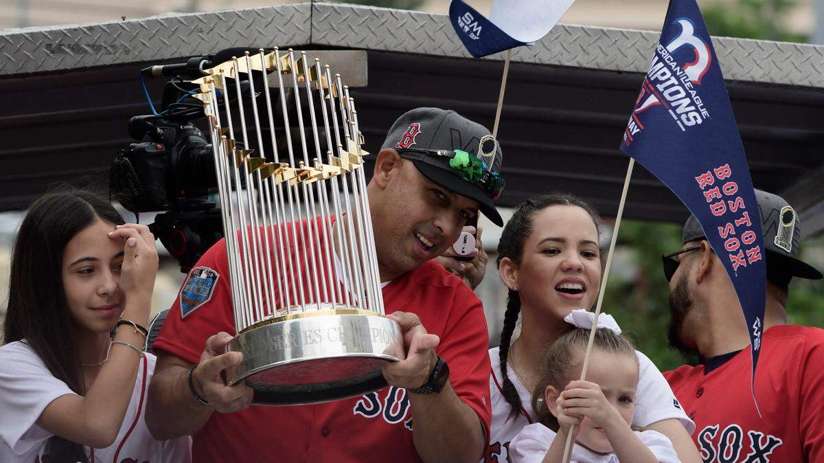 Alex Cora celebra con el trofeo que ganó con los Medias Rojas en la Serie Mundial, el 3 de noviembre de 2018 en Caguas, Puerto Rico.