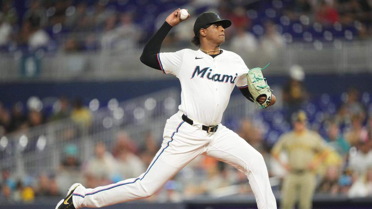 El abridor de los Marlins Edward Cabrera lanza en el primer inning en el partido ante los Padres de San Diego, celebrado el 22 de julio de 2025 en Miami.