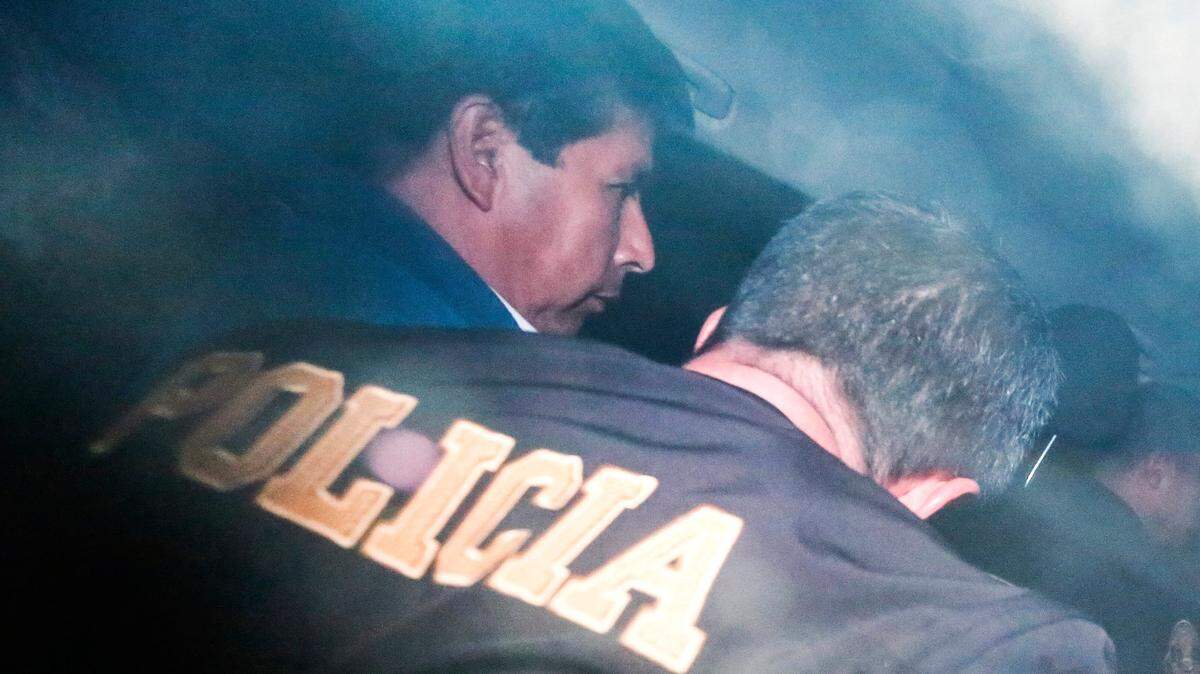 El destituido presidente de Perú, Pedro Castillo, es escoltado por la policía en la comisaría donde fue detenido en Lima, Perú, el miércoles 7 de diciembre de 2022. 