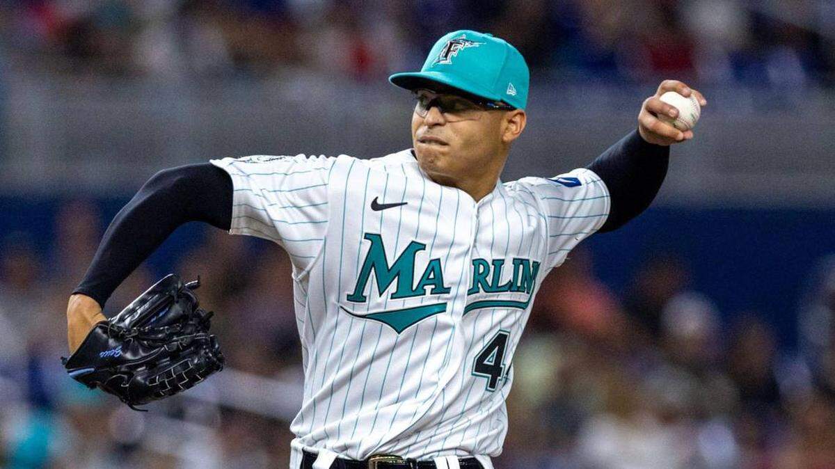 El lanzador de los Miami Marlins Jesús Luzardo (44) lanza la bola durante la cuarta entrada de un partido de la MLB contra los Chicago Cubs en loanDepot Park, en Miami, Florida, el viernes 28 de abril de 2023.