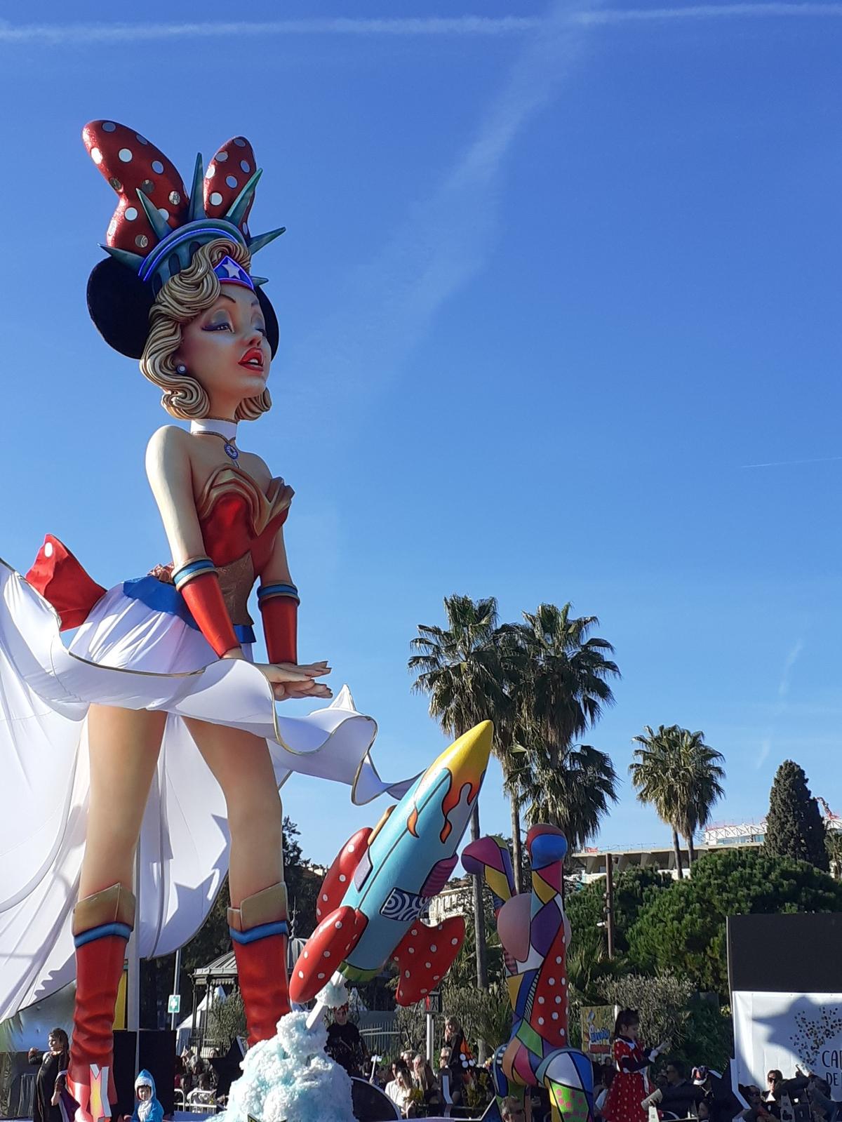 La Reina del Carnaval de Niza 2024 evoca a Marilyn Monroe.