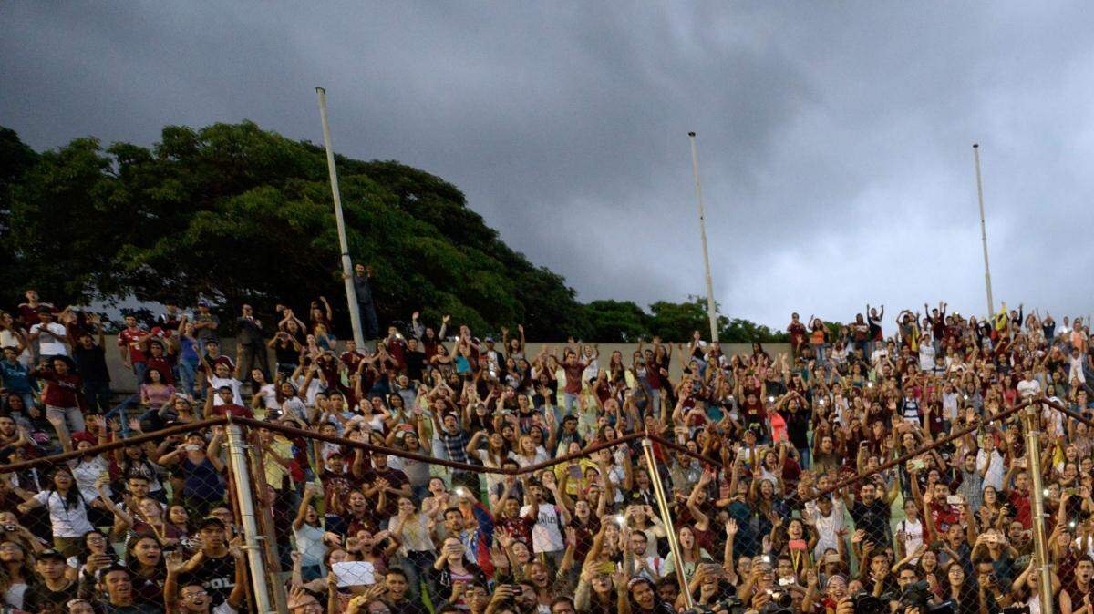 “¡Gracias, campeones vinotinto!”, se leía en un enorme cartel. Los héroes que dieron a Venezuela el subcampeonato del Mundial de fútbol Sub-20 fueron recibidos este martes en Caracas con un homenaje ante unos 20.000 aficionados en el estadio Olímpico la UCV.