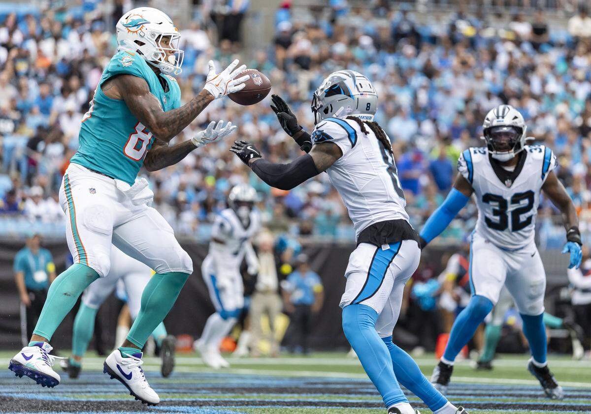 El tight end de los Dolphins de Miami Darren Waller (izq.) atrapa un pase de touchdown ante la defensa del cornerback de los Panthers Jaycee Horn, en el partido celebrado el 5 de octubre de 2025 en el Bank of America Stadium en Charlotte, Carolina del Norte