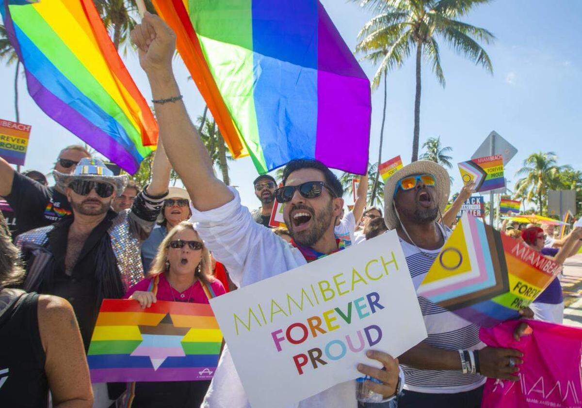 Eddie Mart se reúne con manifestantes que portaban banderas arcoíris y carteles con las leyendas “Miami Beach Orgulloso por Siempre” y “No Será Borrado” durante la Marcha Orgulloso por Siempre en Ocean Drive, Miami Beach, Florida, el domingo 31 de agosto de 2025. La marcha se realizó después de que las autoridades estatales ordenaran la eliminación del cruce peatonal del Orgullo LGBTQ de la ciudad.
