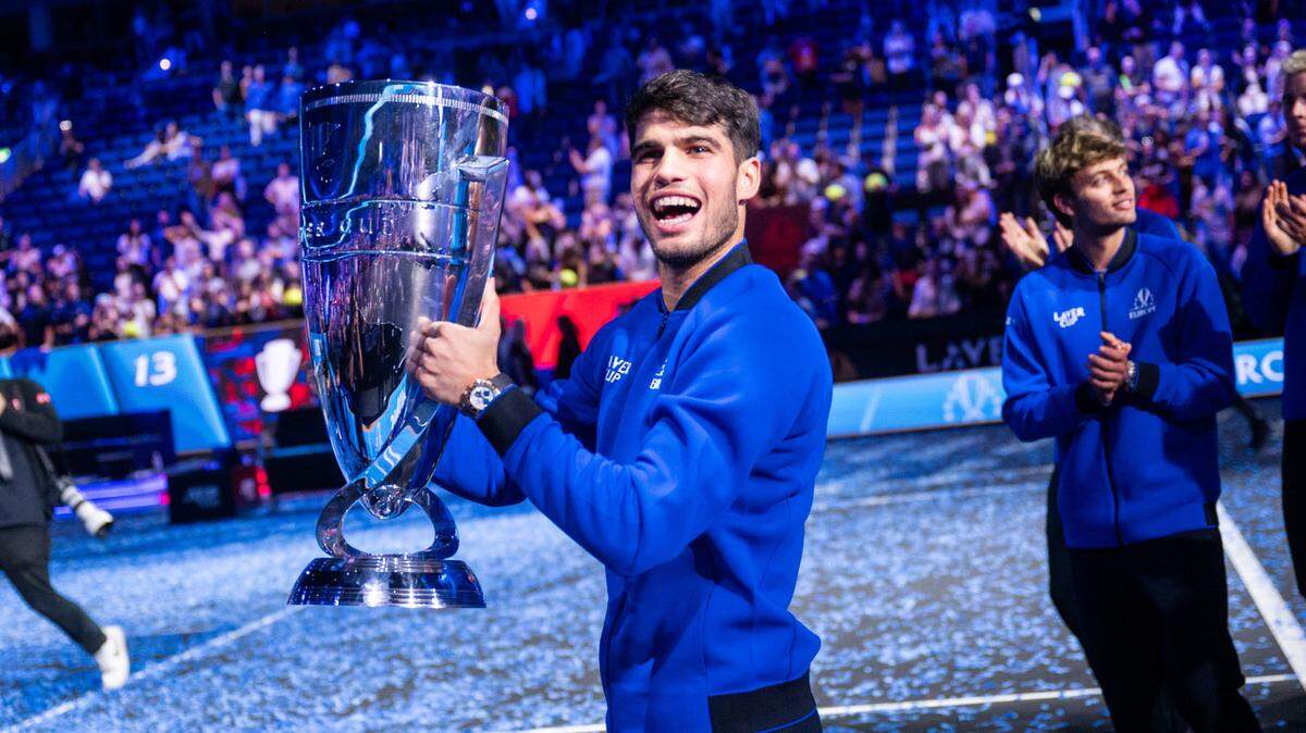 Carlos Alcaraz celebra con el trofeo de campeón de la Copa Laver. El tenista español aseguró la remontada del Equipo Europa sobre el Resto del Mundo en Berlín.