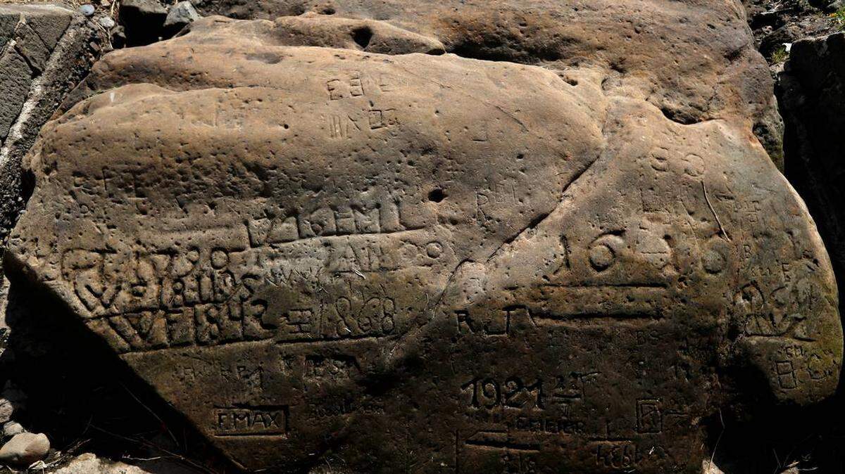 Los niveles de agua en los ríos de toda Europa están cayendo en la sequía histórica, revelando “piedras del hambre” talladas con advertencias centenarias de hambruna y penurias.