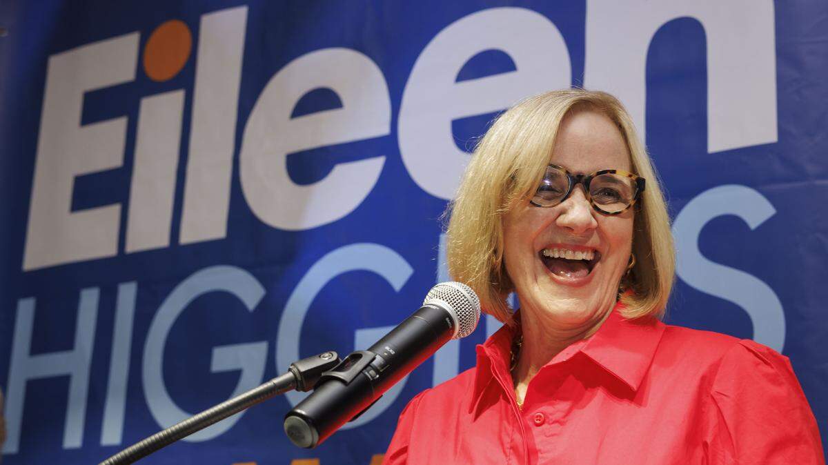 La alcaldesa electa Eileen Higgins sonríe al anunciar su victoria en la segunda vuelta de las elecciones a la alcaldía de Miami, el pasado martes en el Miami Women’s Club.
