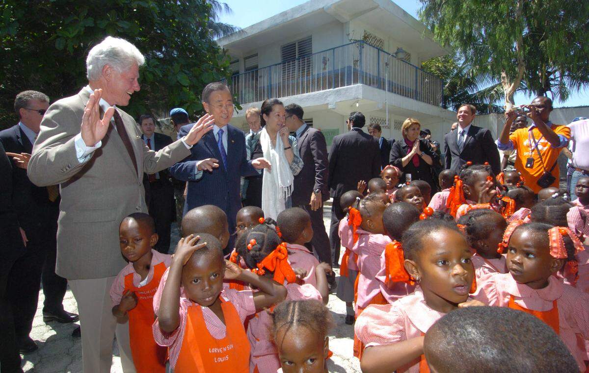 Poco después de ser nombrado enviado especial de la ONU en Haití, el ex presidente Bill Clinton visitó un programa de alimentación en Puerto Príncipe, con el entonces secretario general de la ONU, Ban Ki-moon.