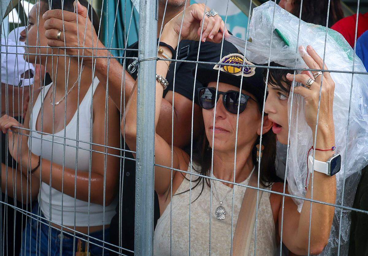Lucía Roldal (centro) y Benicio León reaccionan después de que un auto se saliera de control por la lluvia en la pista del Gran Premio de Fórmula Uno de Miami, el domingo 4 de mayo de 2025 en Miami Gardens, Florida.
