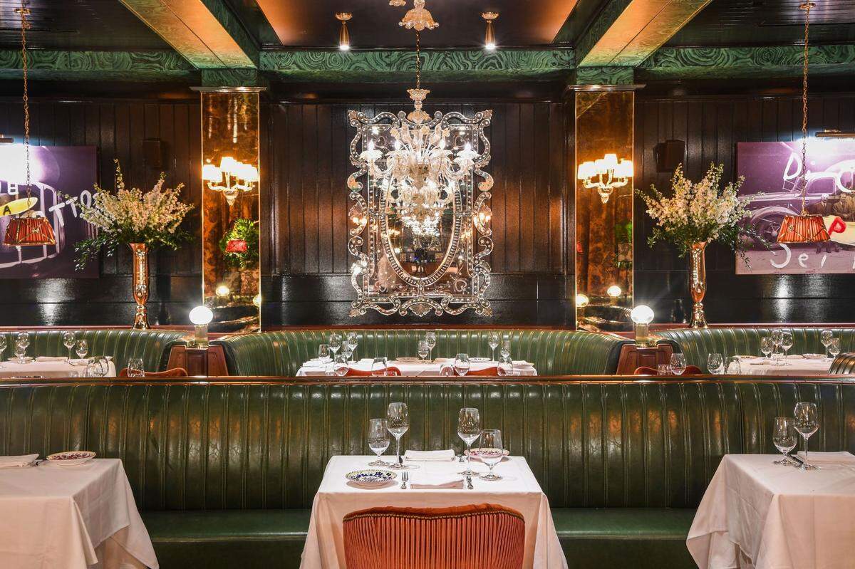 El lugar, diseñado por Ken Fulk, cuenta con cabinas en piel de​ colores intensos como verde esmeralda, sillas en terciopelo siena tostado, cortinas y exquisitos candelabros, entre otros detalles decorativos.
