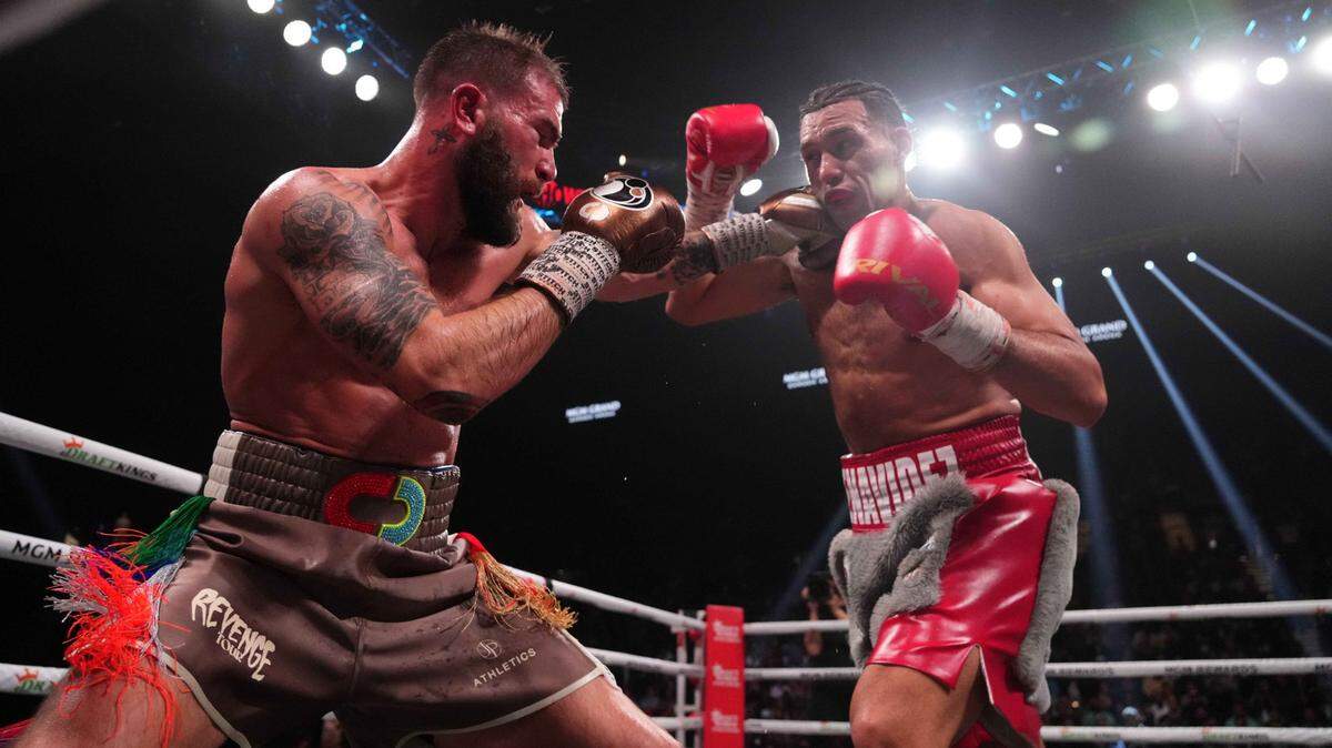 David Benavídez (der..) derrotó por decisión unánime a Caleb Plant el sábado Las Vegas y se acercó un poco más a una pelea con Saúl “Canelo” Álvarez. 