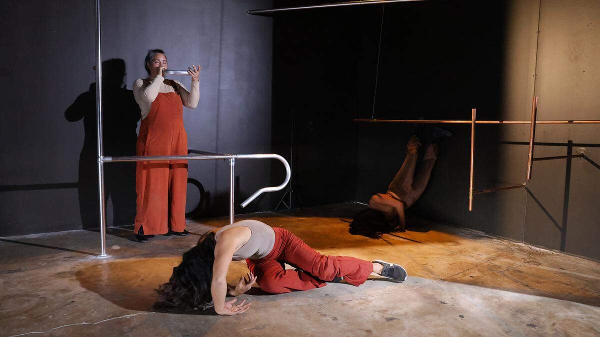 Roxana Barba, Performance de activación de la instalación “Oscilaciones”, 2025. El día 18 de enero, en la inauguración de la muestra, las performers Betzabet Consuegra, Britney Tokumoto y Nicole Pedraza actuaron a partir del contacto con la pieza central de la exposición. 
