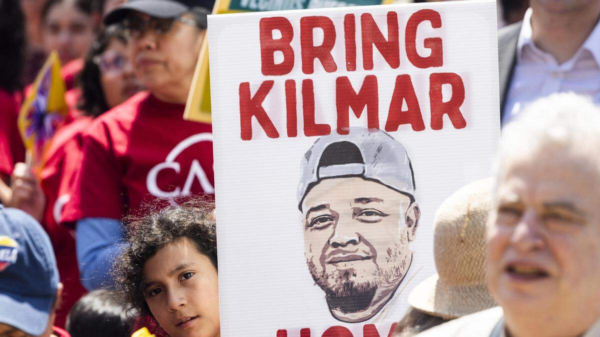 Fotografía de archivo del 1 de mayo de 2025 que muestra una persona sosteniendo un cartel con la imagen de Kilmar Ábrego García, durante una manifestación en Washington, DC. La pancarta dice “Traigan a Kilmar a casa”.