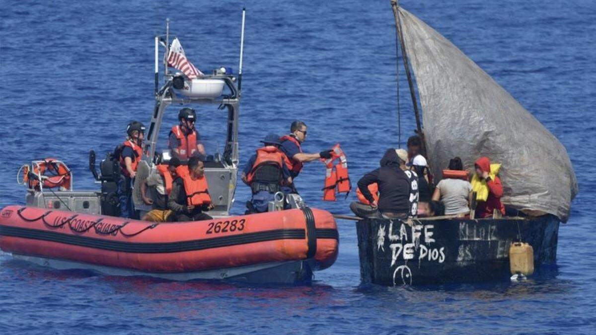 La tripulación del guardacostas Isaac Mayo interceptó esta rústica embarcación que transportaba inmigrantes cubanos a unas 72 millas al sur de Cayo Hueso, Florida, el 29 de marzo de 2023.