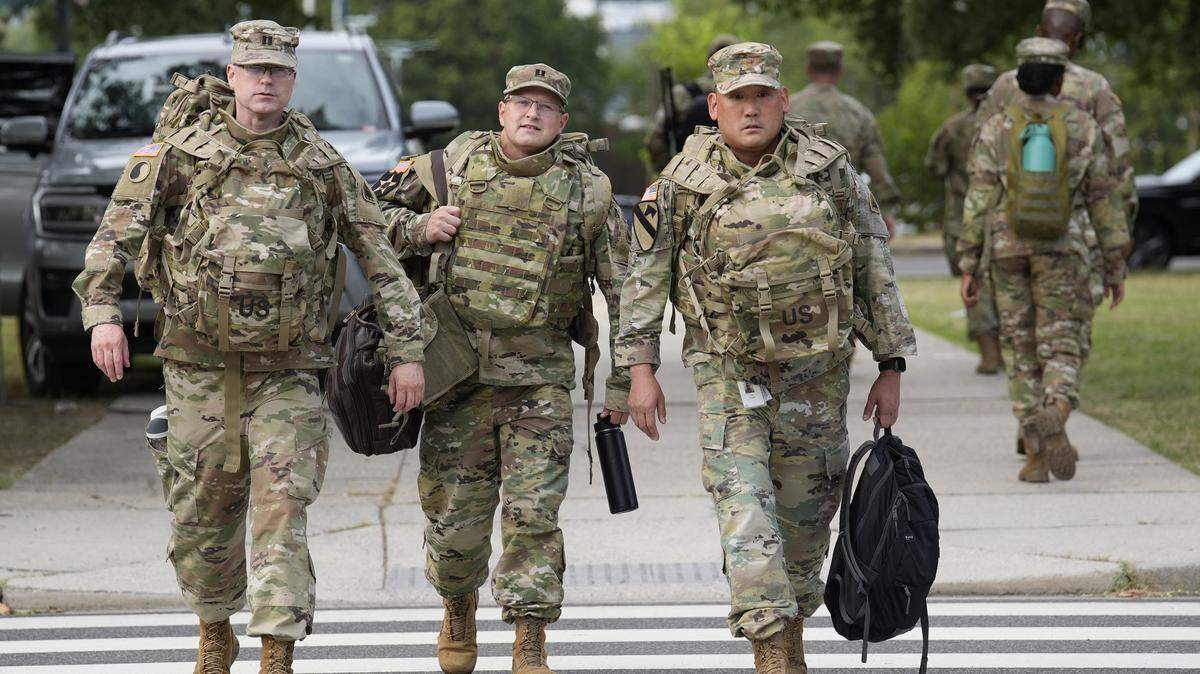 Miembros de la Guardia Nacional llega al Arsenal de DC en Washington el 12 de agosto de 2025.