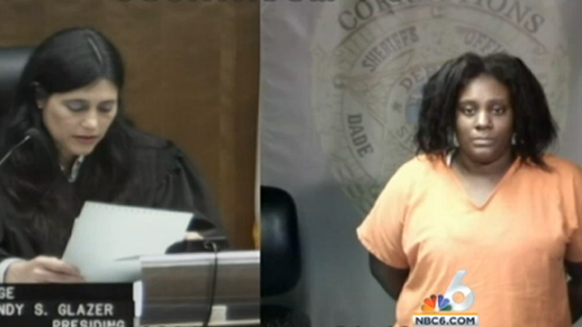 April Fox compareció este martes en un tribunal de Miami, donde un juez le impuso una fianza de 10,000 dólares, mientras que el bebé fue entregado al Departamento de Niño y Familias de Florida, que se hará cargo de su protección. 