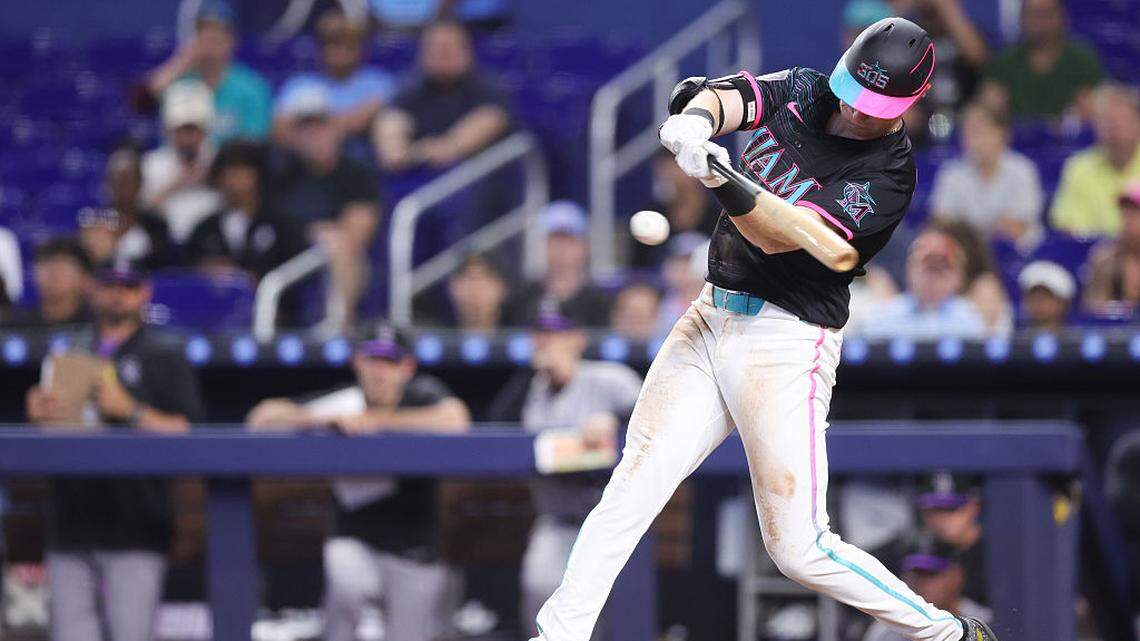 Un recién llegado al equipo rompe el empate y los Marlins aseguran segundo triunfo de la temporada