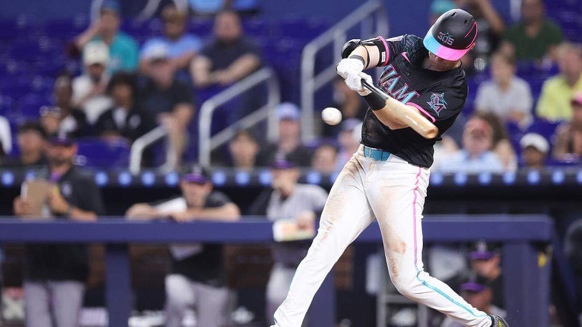 El jardinero de los Marlins Owen Caissie conectó el hit que rompió el empate en el octavo inning y llevó a su equipo a una cerrada victoria 4-3 sobre los Rockies de Colorado, el sábado en Miami.  