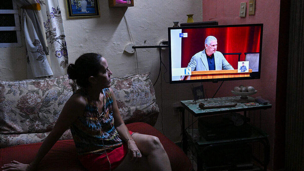 Una mujer mira el discurso del gobernante de Cuba, Miguel Díaz-Canel, en la tercera sesión extraordinaria de la Asamblea Nacional del Poder Popular, el 18 de junio de 2026 en La Habana.