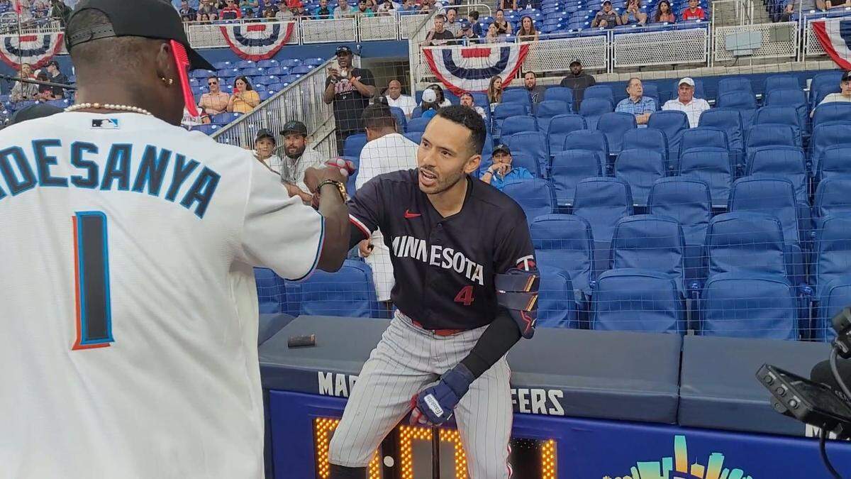 CARLOS CORREA (der.) anima a Israel Adesanya antes de su pelea contra Alex Pereira.
