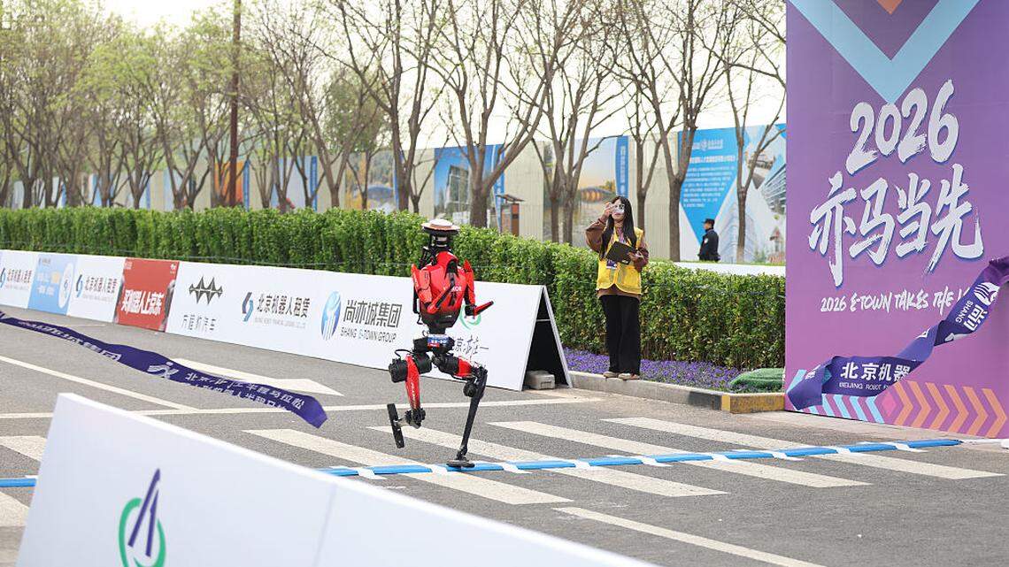 El robot de navegación autónoma “Lightning”, de la marca china de teléfonos inteligentes Honor, cruza la línea de meta en la media maratón de robots humanoides, celebrada el 19 de abril de 2026 en Pekín, China. 