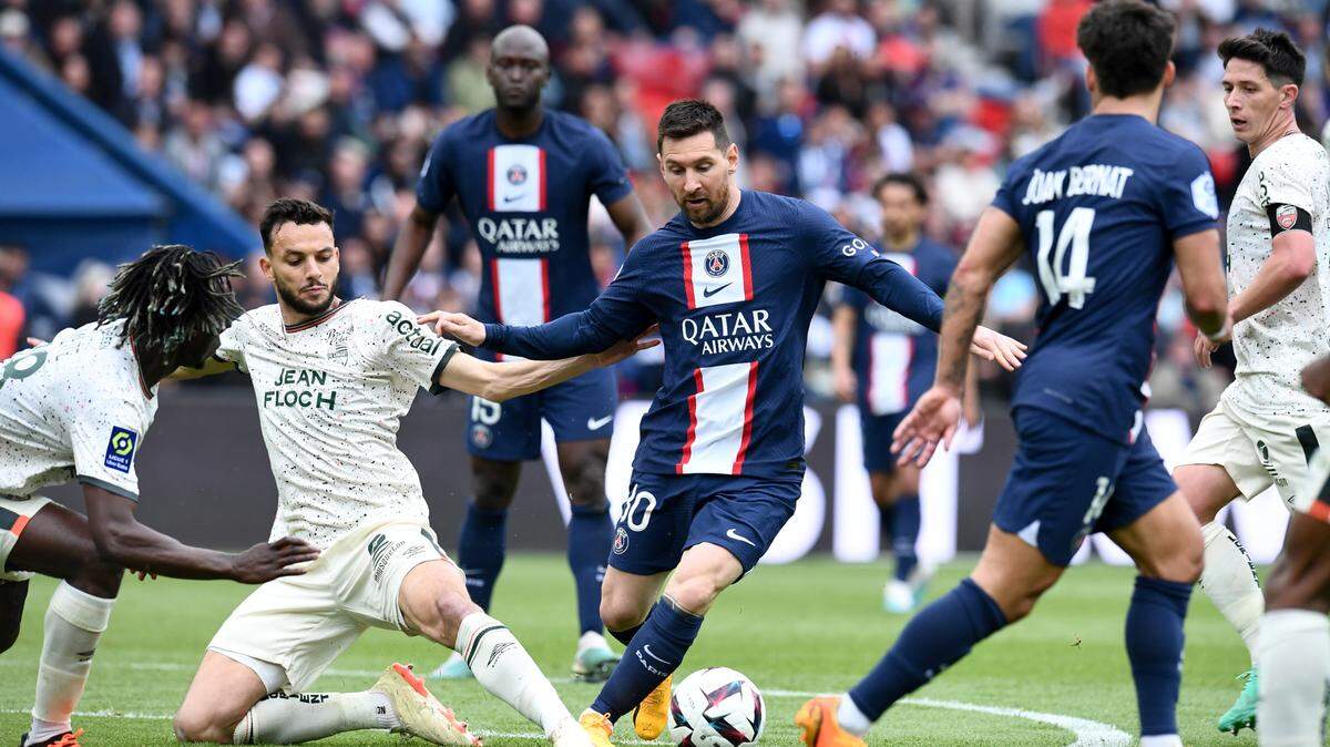 El PSG suspendió a Lionel Messi (centro) durante dos semanas en las cuales no recibirá salario ni podrá entrenarse con el equipo por su viaje a Arabia Saudí.