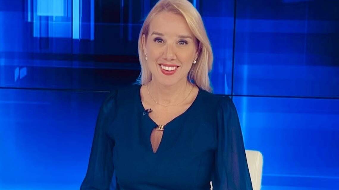Adriana Navarro conduce el noticiero “Mega News”, de Mega TV