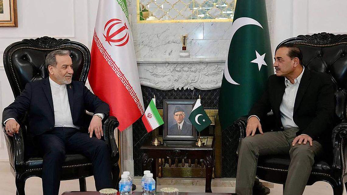 El jefe del Ejército de Pakistán y mariscal de campo, Syed Asim Munir (der.), se reunió con el ministro de Asuntos Exteriores de Irán, Abbas Araghchi, a su llegada a Islamabad, el 25 de abril de 2026.