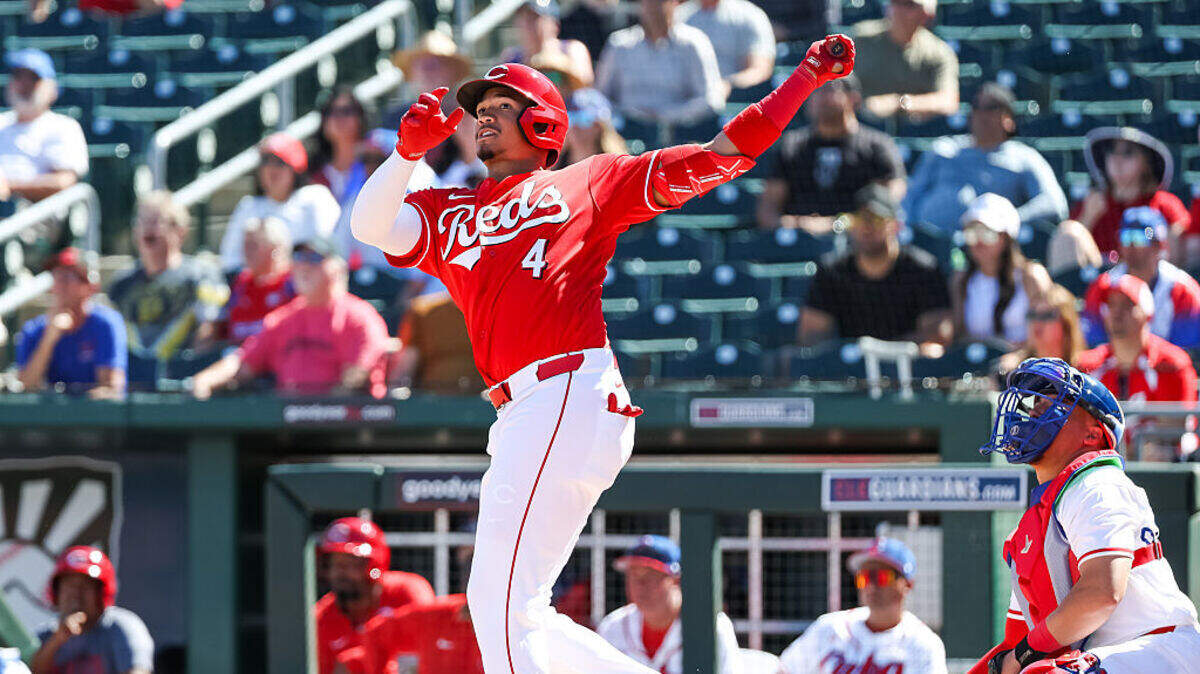 El jardinero de los Rojos de Cincinnati Noelvi Marte batea un jonrón de tres carreras en el tercer inning del partido ante Cuba, en un partido de preparación de la novena antillana rumbo al Clásico Mundial de Béisbol, celebrado el 4 de marzo de 2026 en  Goodyear, Arizona. 