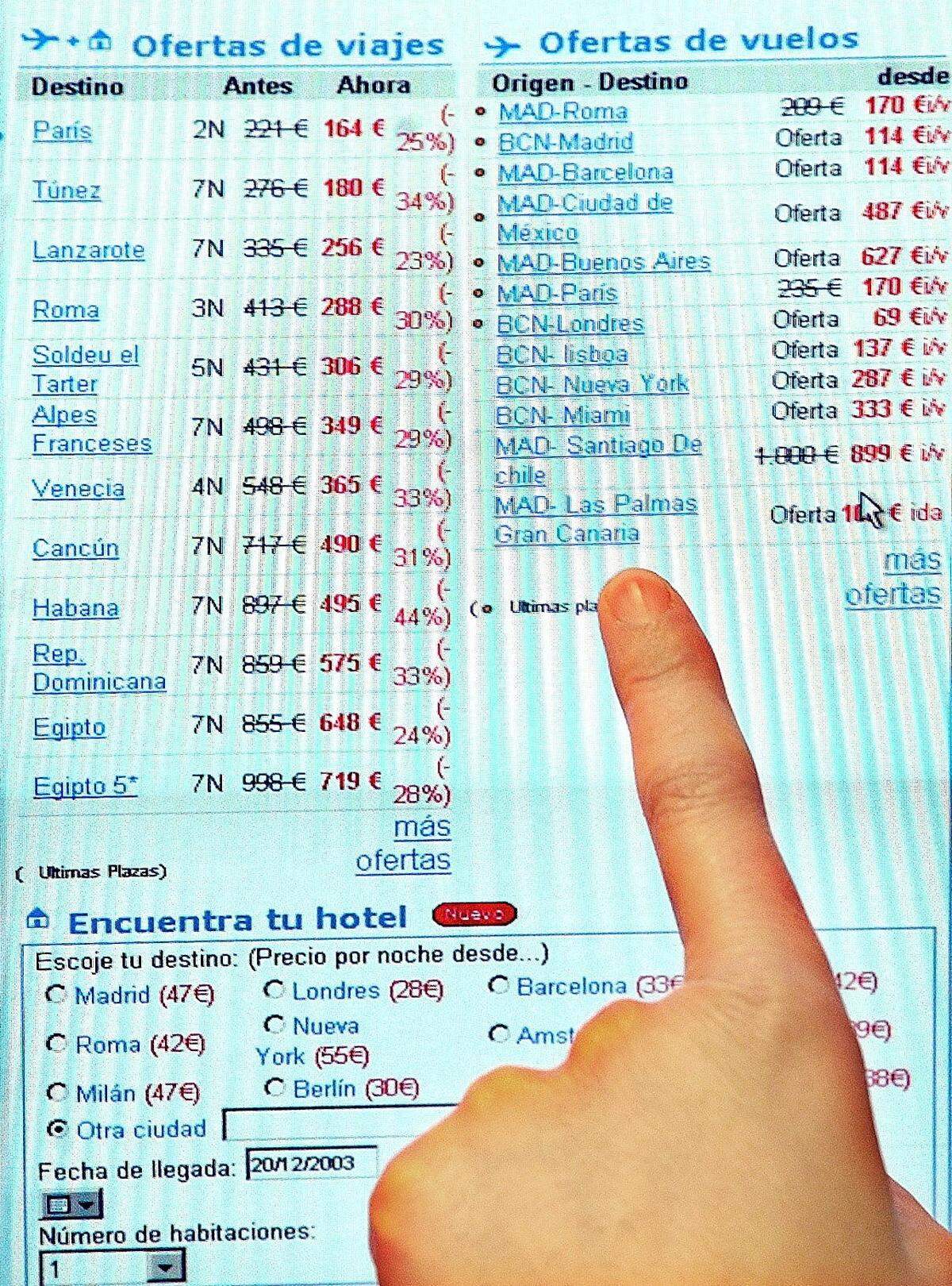 Un cliente viendo unas ofertas de vuelos “on line”.