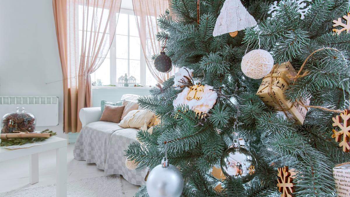 Una mujer de la Florida presuntamente usó el árbol de Navidad para golpear  a su novio durante una discusión en Nochebuena.