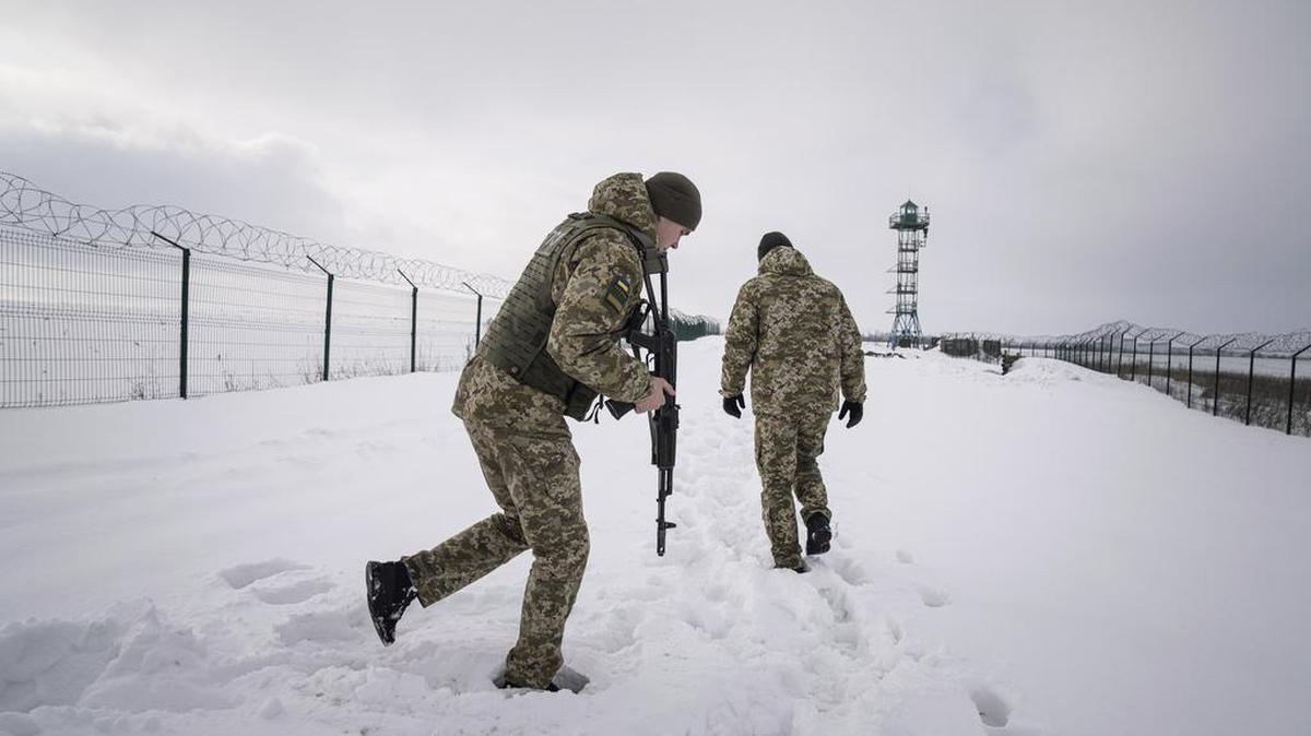 Guardias fronterizos ucranianos patrullan la frontera con Rusia no lejos de la aldea de Hoptivka, en la región de Kharkiv, Ucrania, el miércoles 2 de febrero de 2022. (Foto AP/Evgeniy Maloletka)