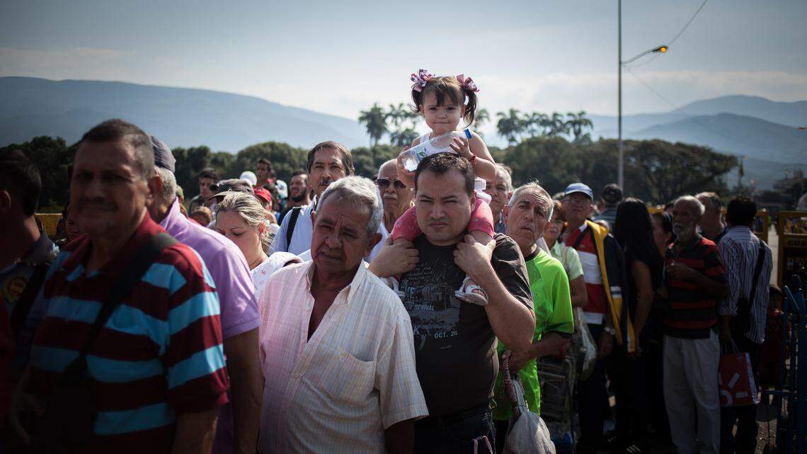 Miles de venezolanos entran a Colombia mediante el puente  Simón Bolívar el 10 de junio de 2018 en Cúcuta, Colombia.