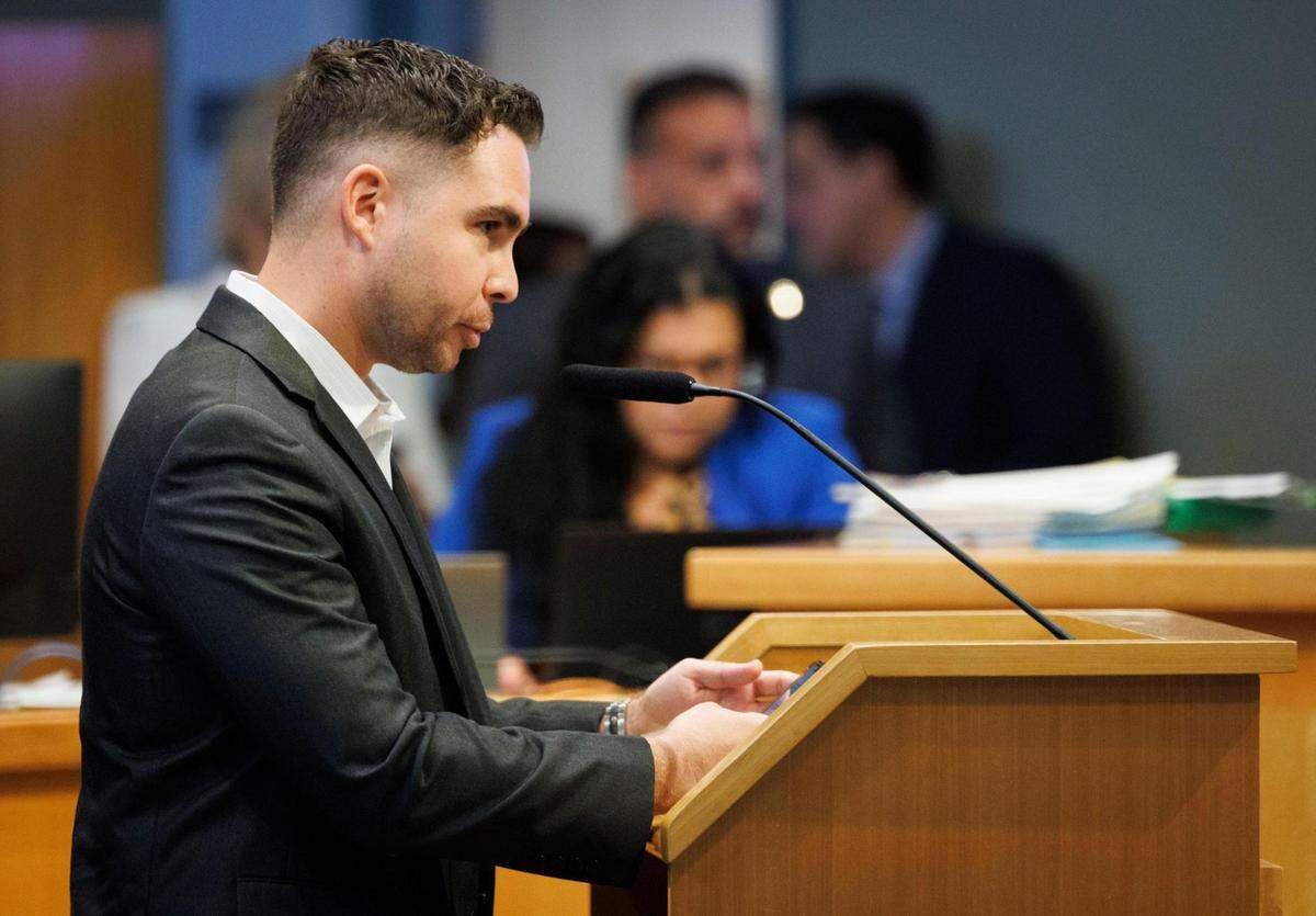 Damian Jane habla contra la SR-1, legislación que cancela las elecciones de noviembre de 2025 y las traslada a 2026, durante una reunión de la Comisión de Miami el pasado jueves en el Ayuntamiento de Miami.