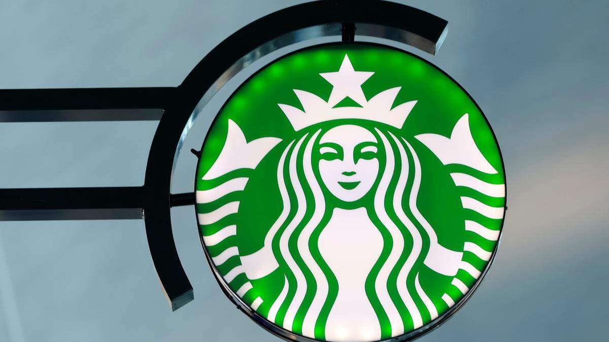 Un letrero de Starbucks se muestra el jueves 12 de diciembre de 2024 en el Aeropuerto Internacional de Jacksonville en Jacksonville, Florida.