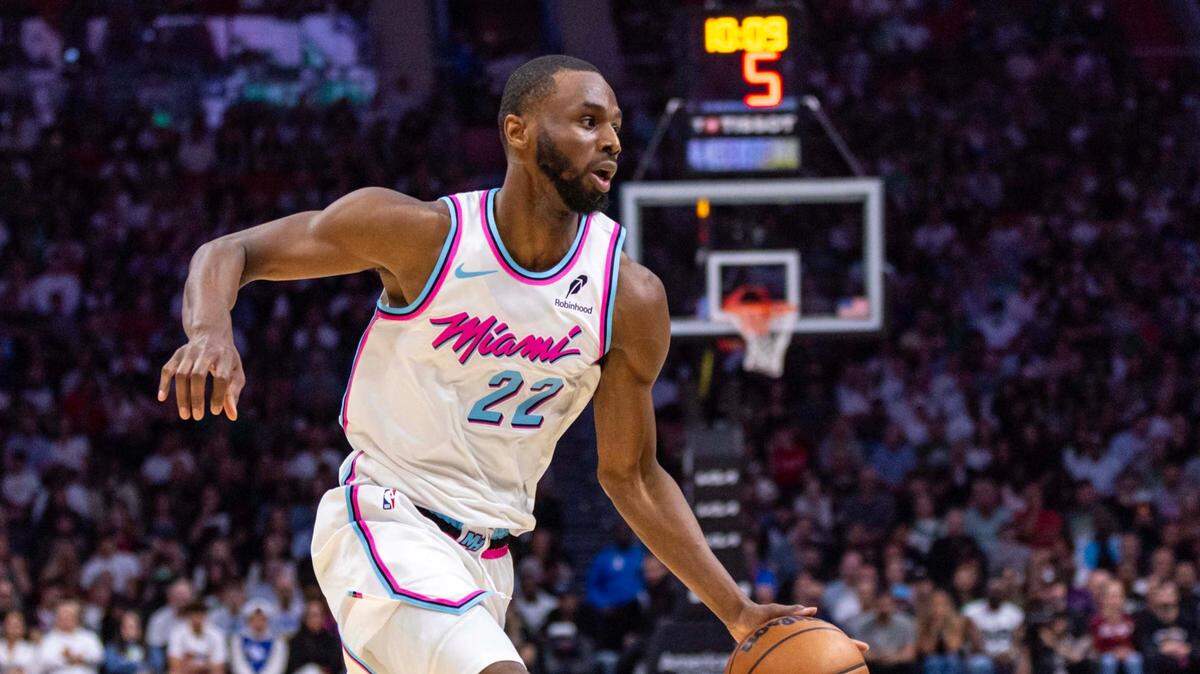 El jugador del Heat Andrew Wiggins conduce el balón en el partido ante los Celtics de Boston, celebrado el 10 de febrero de 2025 en Miami.