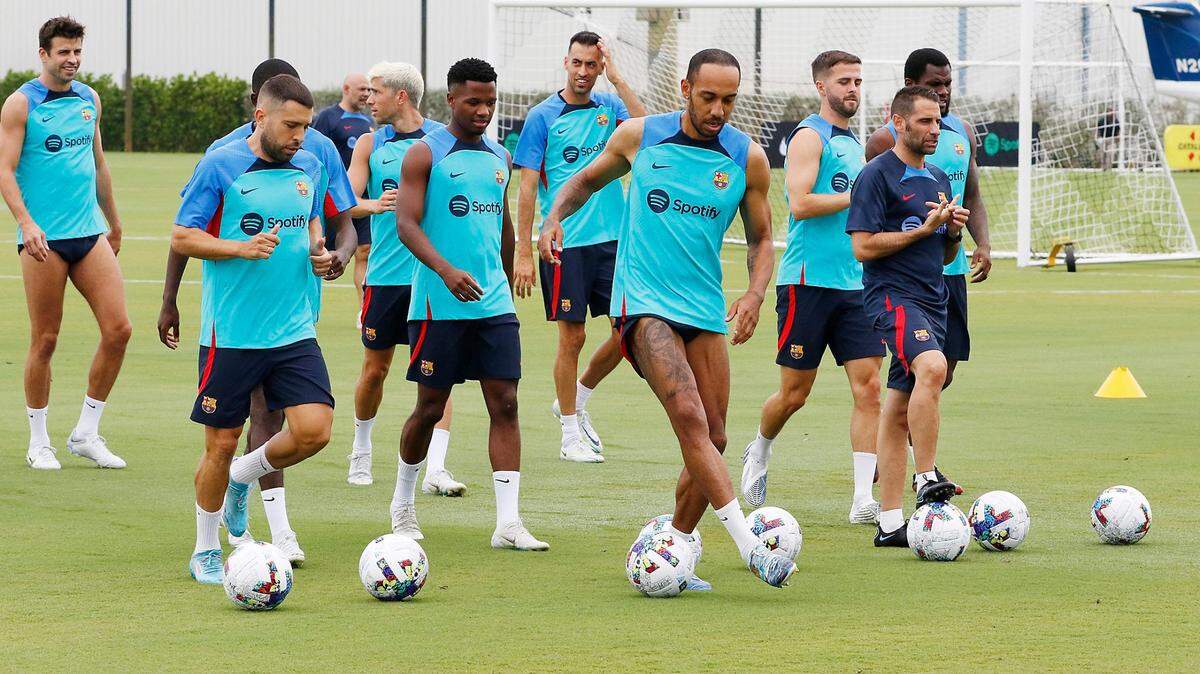 Jordi Alba (izq) y Pierre-Emerick Aubameyang (centro), dos de los protagonistas del mercado, practican con el Barcelona en la instalaciones del Inter Miami el 17 de julio de 2022.