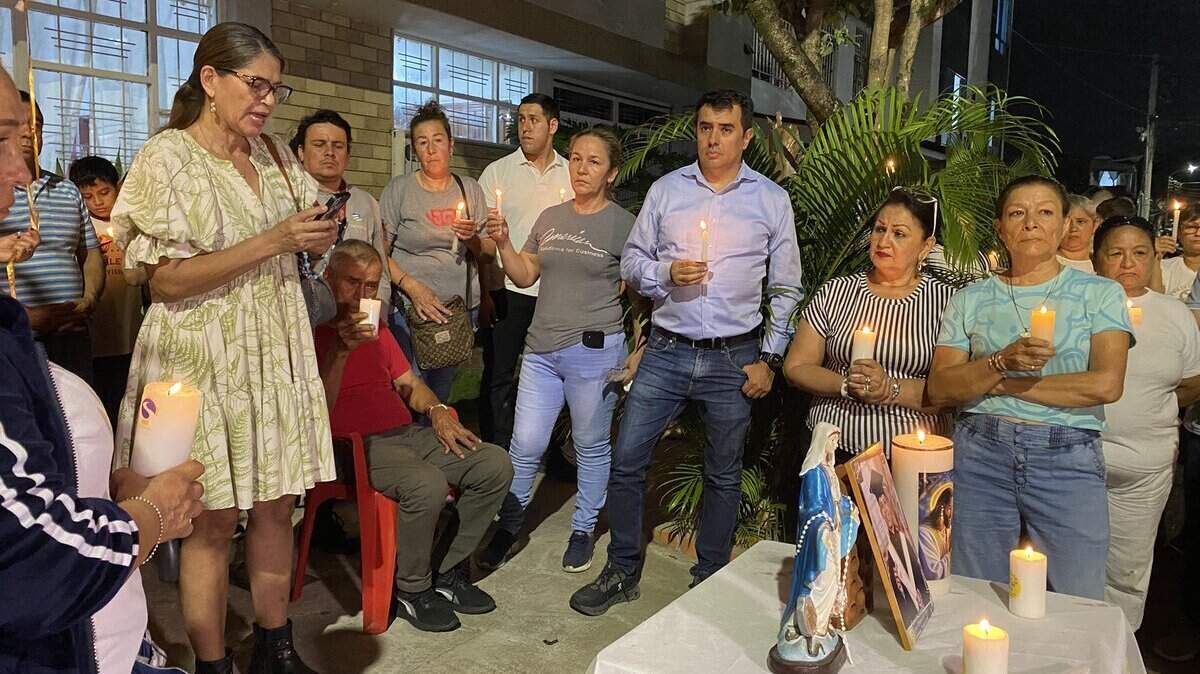 Familiares y amigos de Johan Sebastián Durán Guerrero realizan una velatón por el alma del joven tras su muerte en Estados Unidos.
