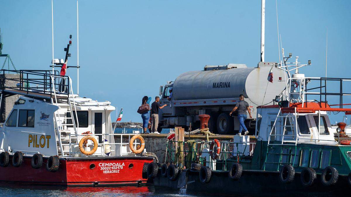Un camión de suministros navales llega al puerto de Veracruz para cargar el buque Isla Holbox (BAL-02), perteneciente a la Marina de México (SEMAR) y destinado a ayuda humanitaria, en Veracruz, México, el 6 de febrero de 2026. México enviará ayuda humanitaria a Cuba en los próximos días mientras continúa negociando con Washington la posibilidad de sortear el bloqueo petrolero de Estados Unidos, declaró la presidenta Claudia Sheinbaum el 6 de febrero.