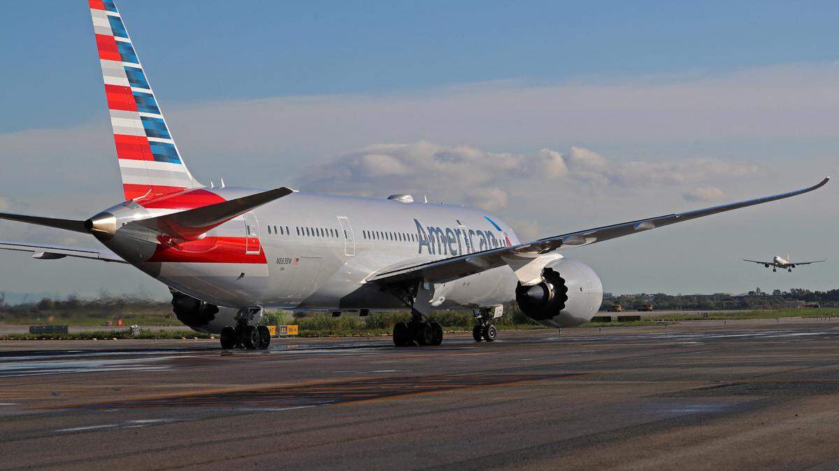 Un Boeing 787-8 Dreamliner de American Airlines se encuentra en la pista listo para despegar del aeropuerto de Barcelona, en Barcelona, España, el 8 de octubre de 2024.