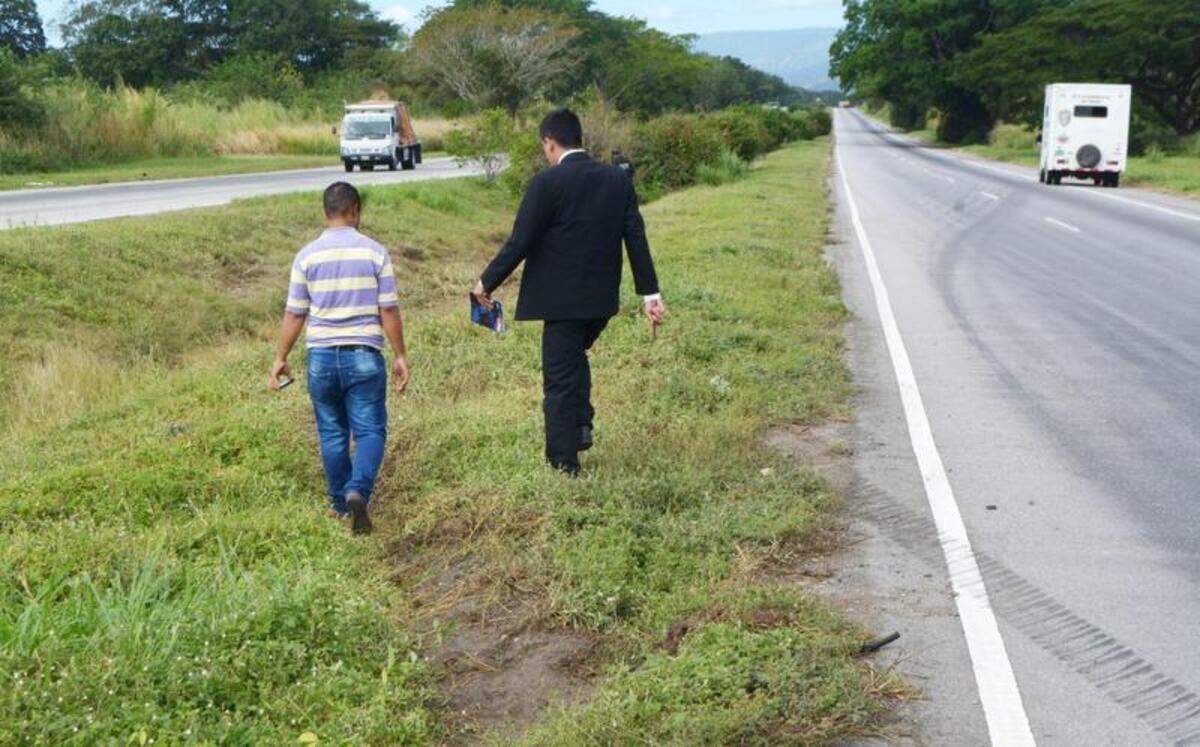 Fotografía cedida por el diario local venezolano El Informador donde se observa a funcionarios del Cuerpo de Investigaciones Científicas, Penales y Criminalísticas (Cicpc) en la autopista donde fallecieron José Castillo y Luis Valbuena, en Barquisimeto.