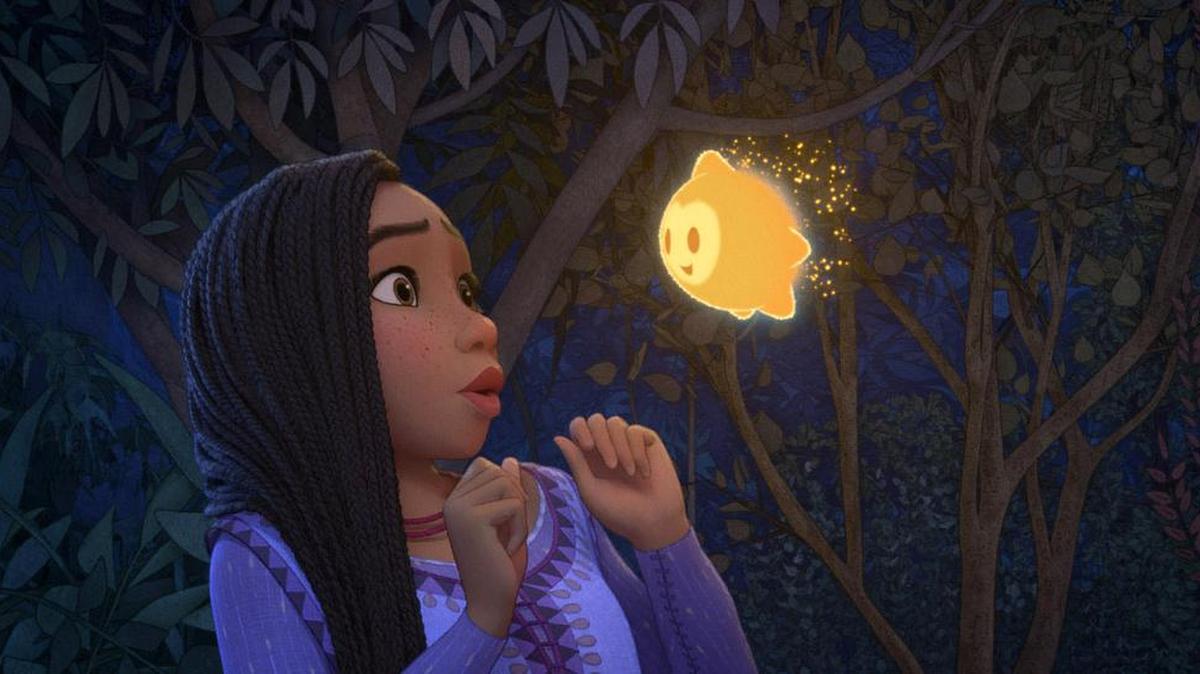Esta imagen proporcionada por Disney muestra a Asha, con la voz de Ariana DeBose, en una escena de la película animada “Wish”.