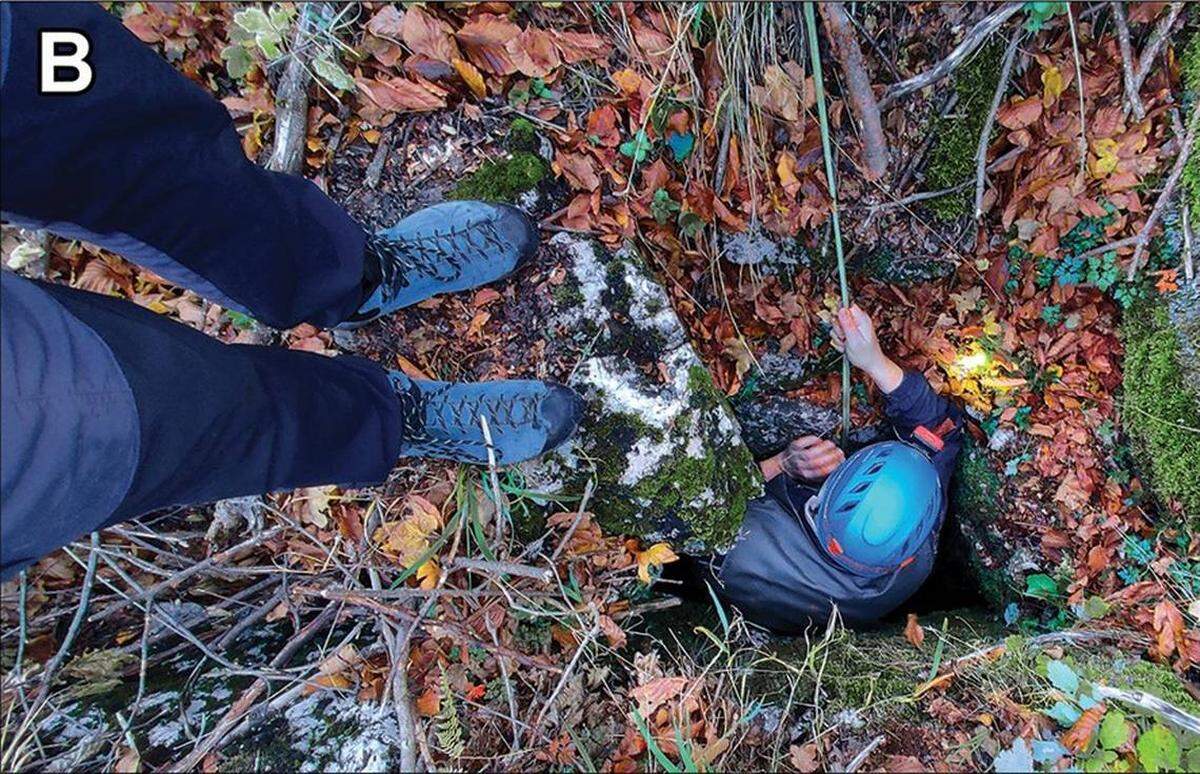 En una foto aparece uno de los científicos cuando entraba en el pozo donde se encontró la nueva especie de caracol.