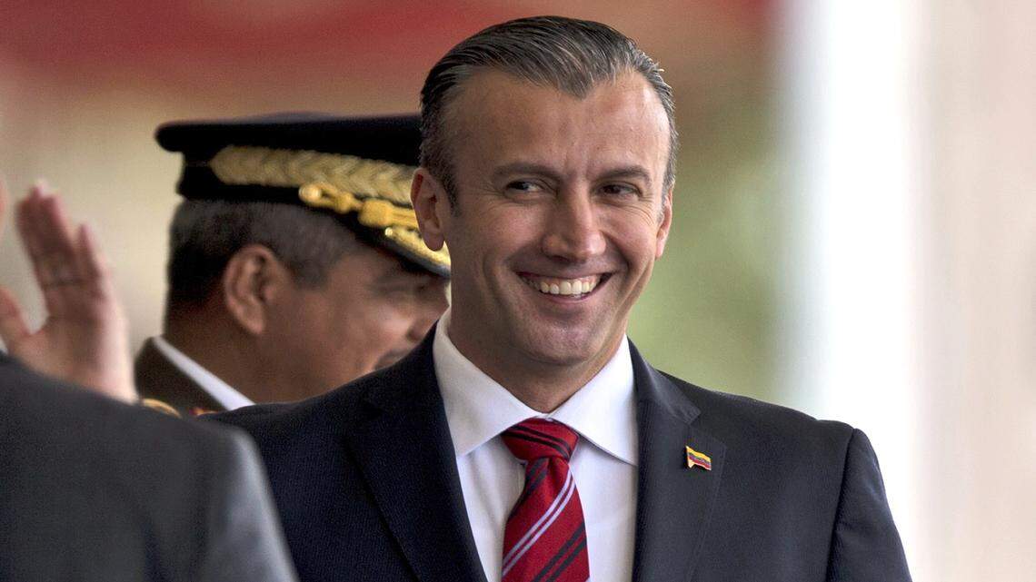 Tareck El Aissami, vicepresidente de Venezuela, asiste a un desfile militar el 1ro de febrero en Caracas. El Aissami, quien es investigado en Estados Unidos por sus presuntos vínculos con el narcotráfico y movimientos extremistas del Medio Oriente, fue incluido el lunes en la lista negra del Departamento del Tesoro.