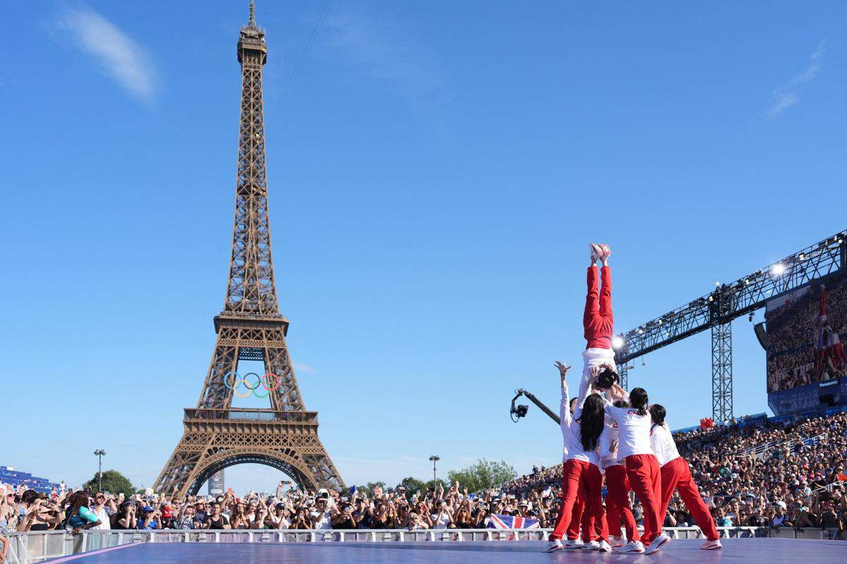 El equipo de nado artístico de China posa con la Torre Eiffel en el fondo, el viernes 9 de agosto de 2024, en París.